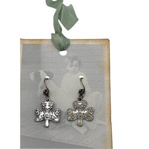 Earrings Dangle Silvertone Shamrock Lucky Floral Irish Green Ribbon Display